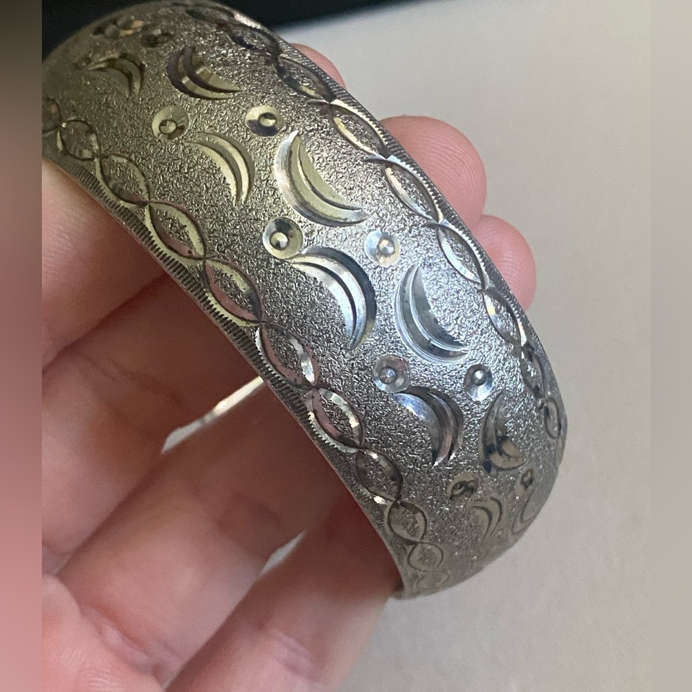 Vintage Silver Tone Etched Bangle Bracelet - Picture 4 of 10